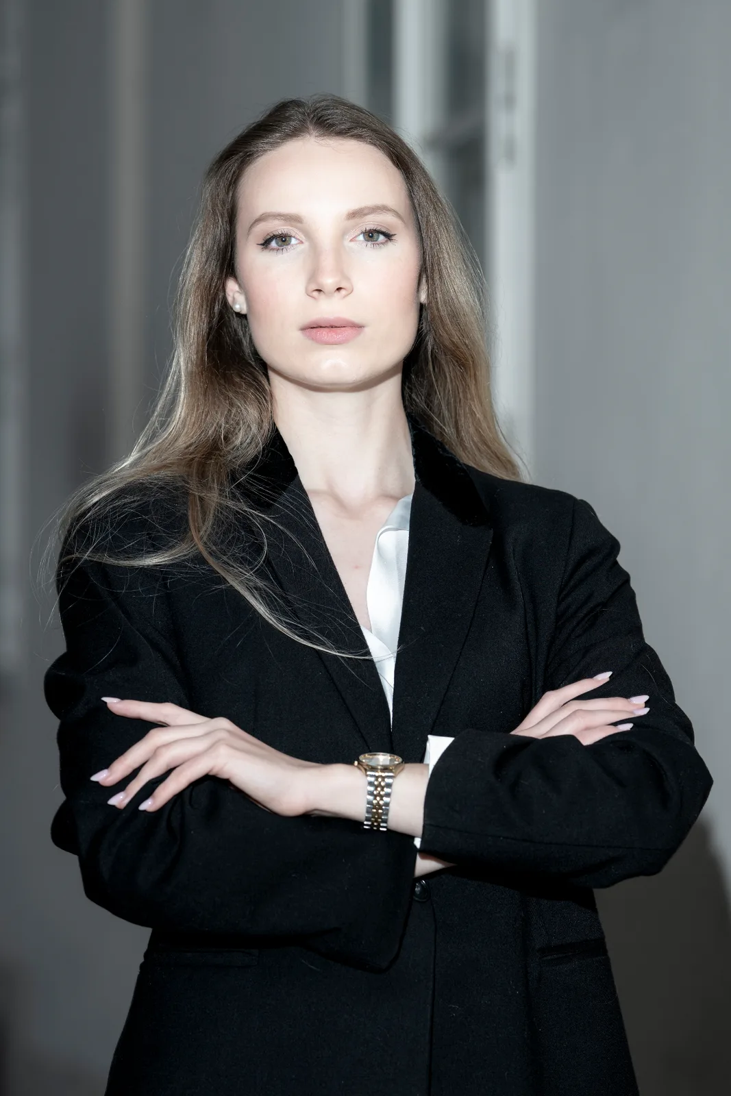 Refined editorial portrait of a female executive in a black blazer — quiet authority and composed gaze, personal branding photography Vienna