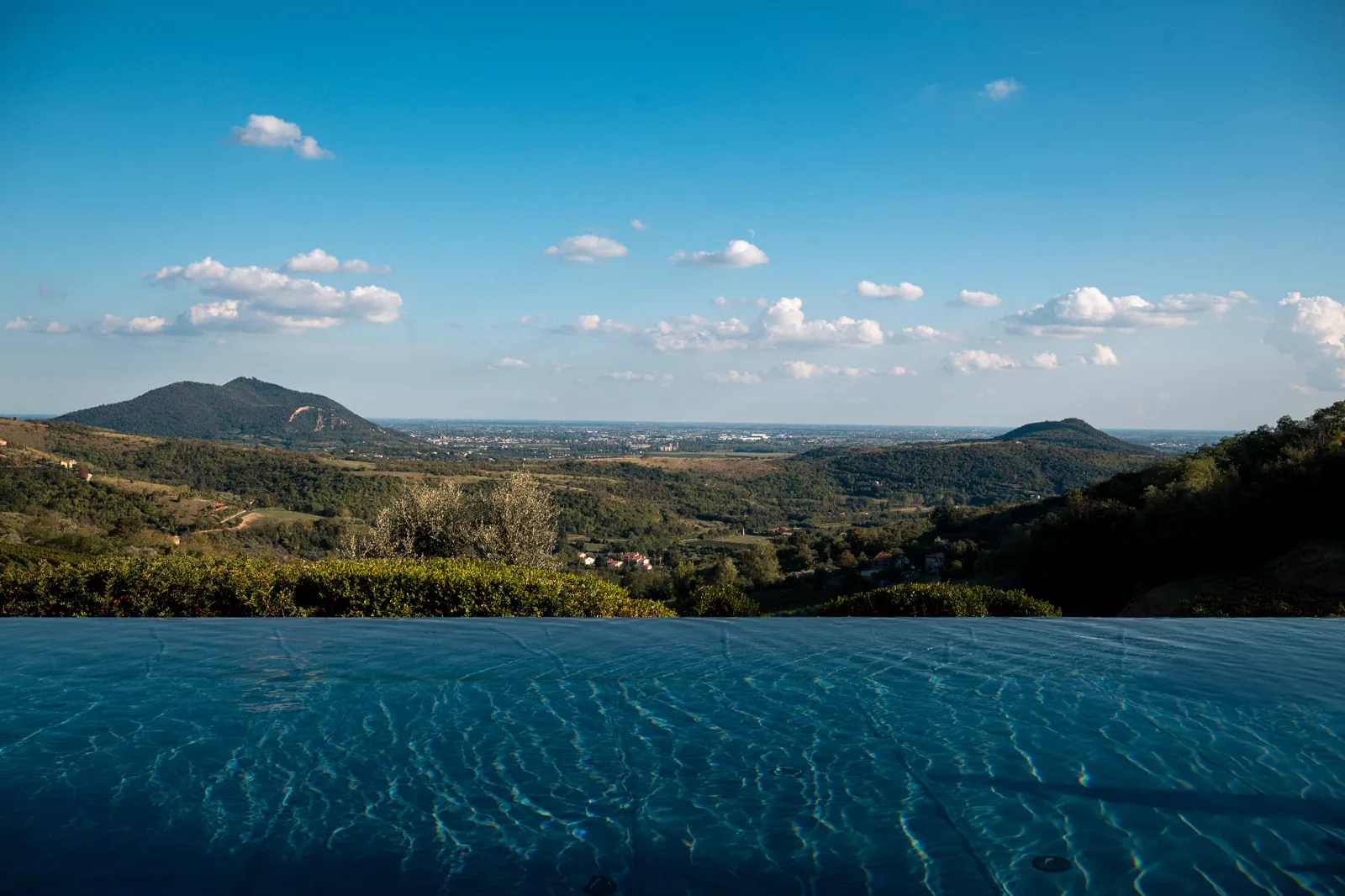 Pool of Le Volpi Wine Relais with a view across the Colli Euganei