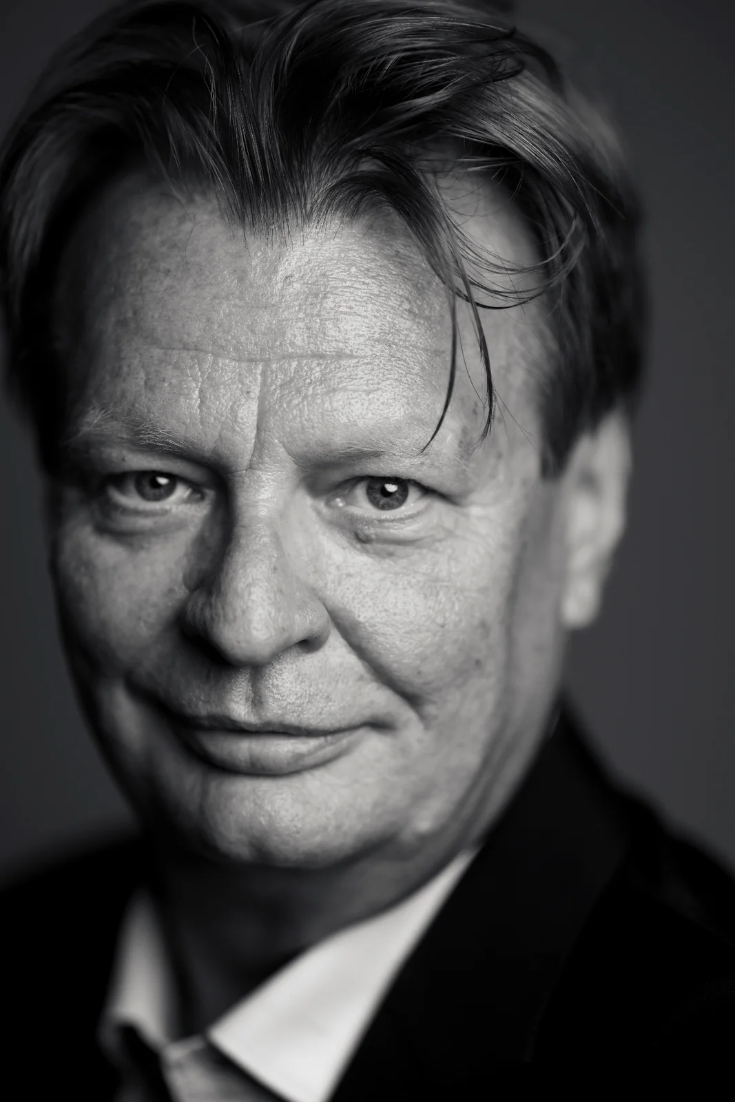 Close black and white executive portrait — direct gaze and quiet authority, editorial leadership photography Vienna