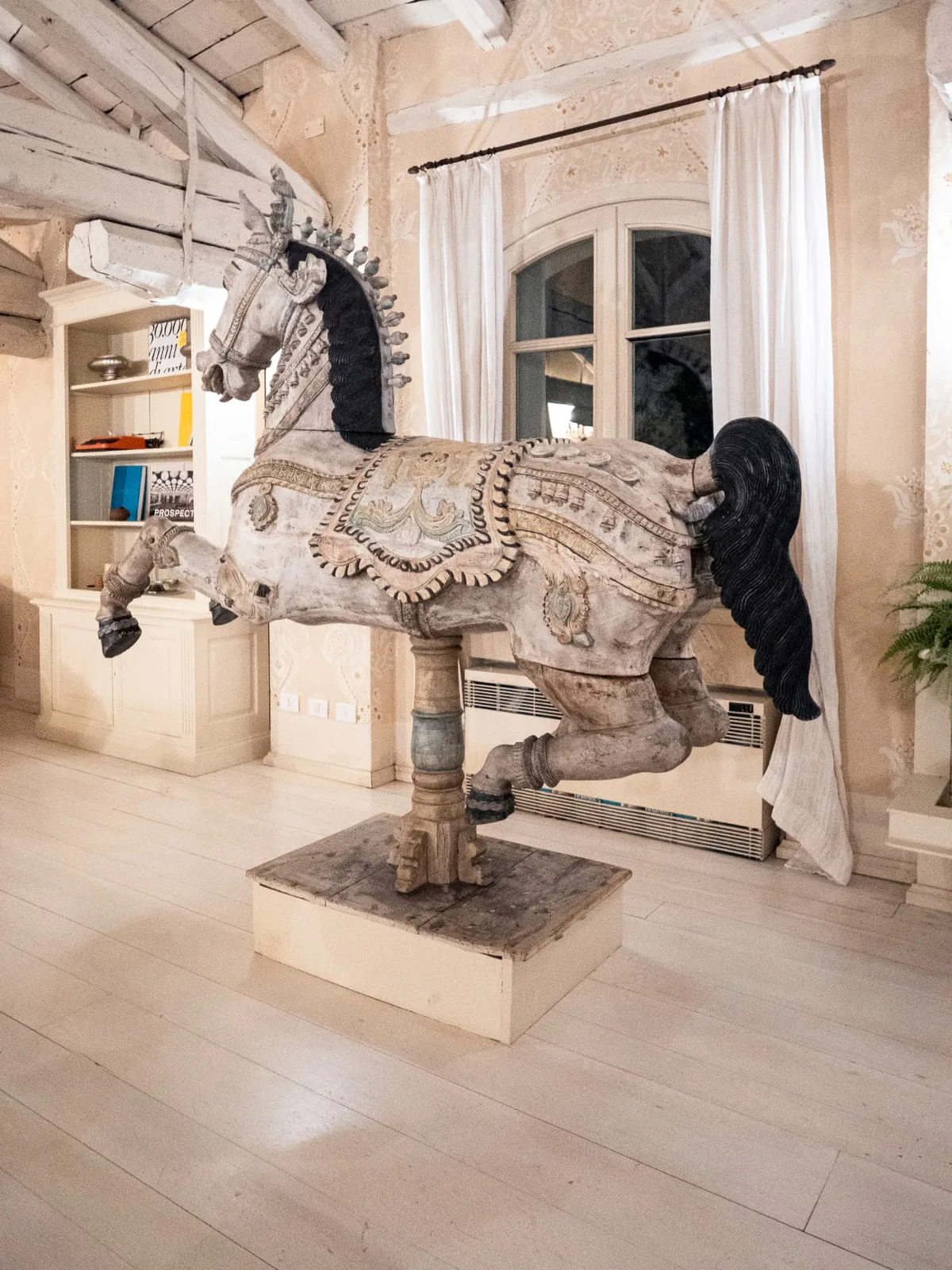 Decorative horse sculpture in the Living Room of the Elizabeth Country House