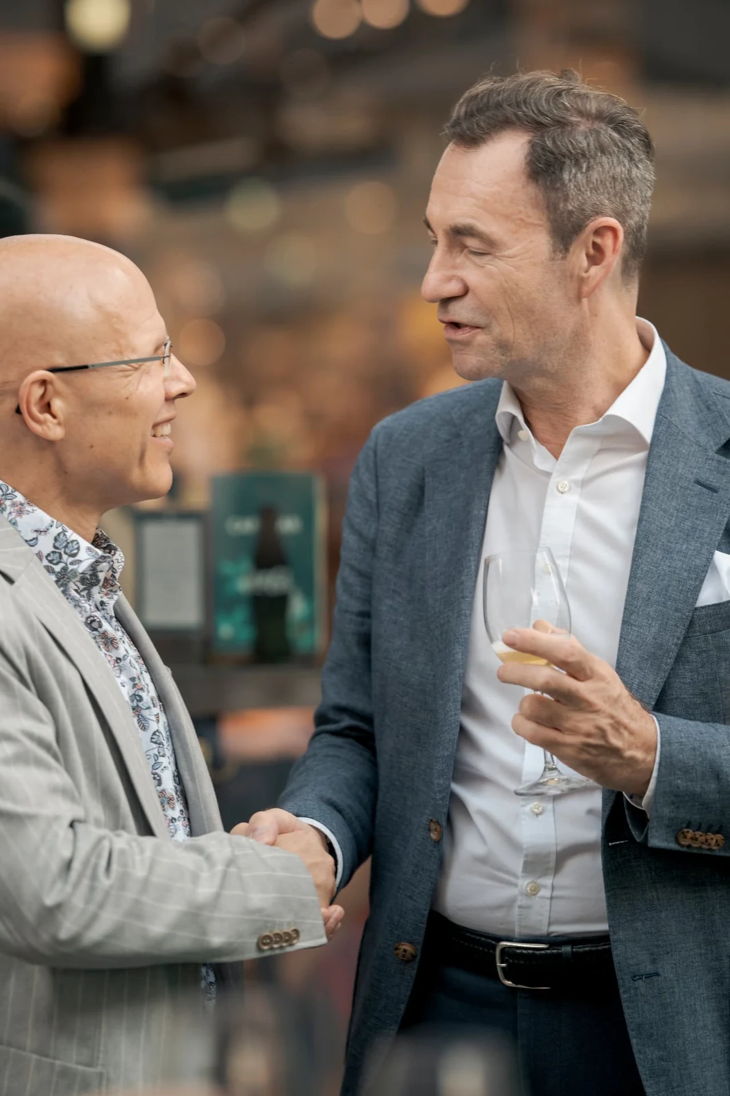 Two guests in conversation at the summer lounge in Vienna
