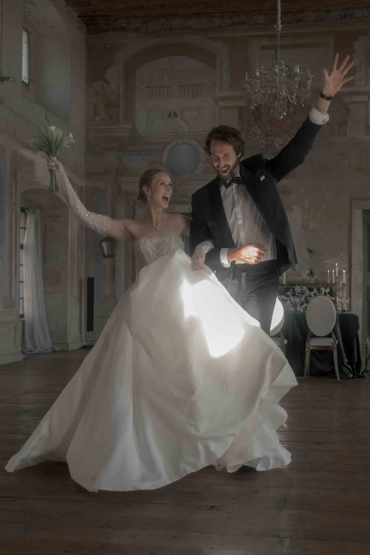 Brautpaar mit Brautstrauß vor barocken Fresken im Festsaal von Schloss Haggenberg — fine art wedding photography Austria