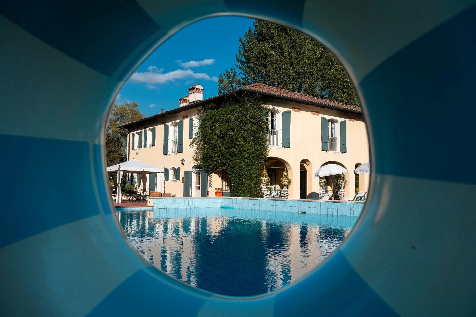 Elizabeth Country House with villa and pool, photographed through a round opening