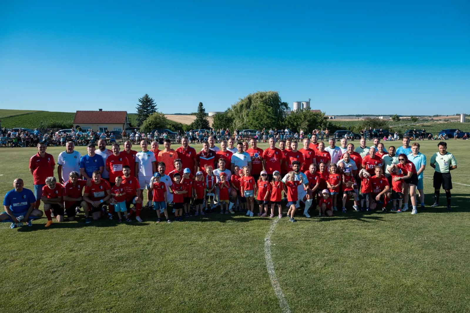 Rapid-Legende mit Ball am Fuß auf dem Sportplatz des USC Schletz im Weinviertel — Sportfotografie von Peter Scholz.