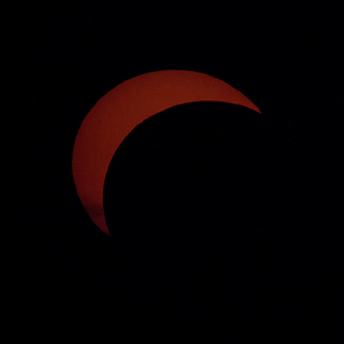 Tiefrote Sonnensichel während der partiellen Sonnenfinsternis am Michelberg um 20:04 Uhr