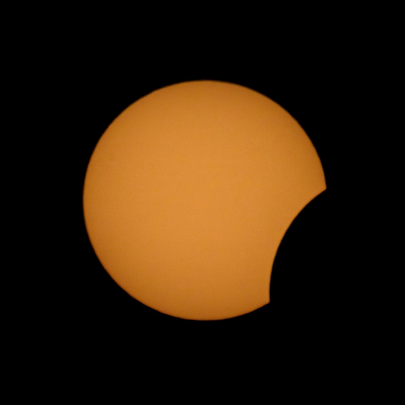 Partielle Sonnenfinsternis am Michelberg um 19:31 Uhr, ein beträchtlicher Teil der Sonnenscheibe ist bereits verdeckt