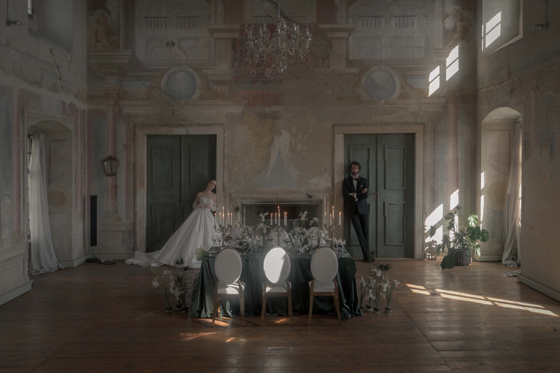 Festsaal Schloss Haggenberg — historischer Saal mit barocken Wandmalereien, Kristallluster und langer festlich gedeckter Hochzeitstafel, fotografiert von Peter Scholz / schopho