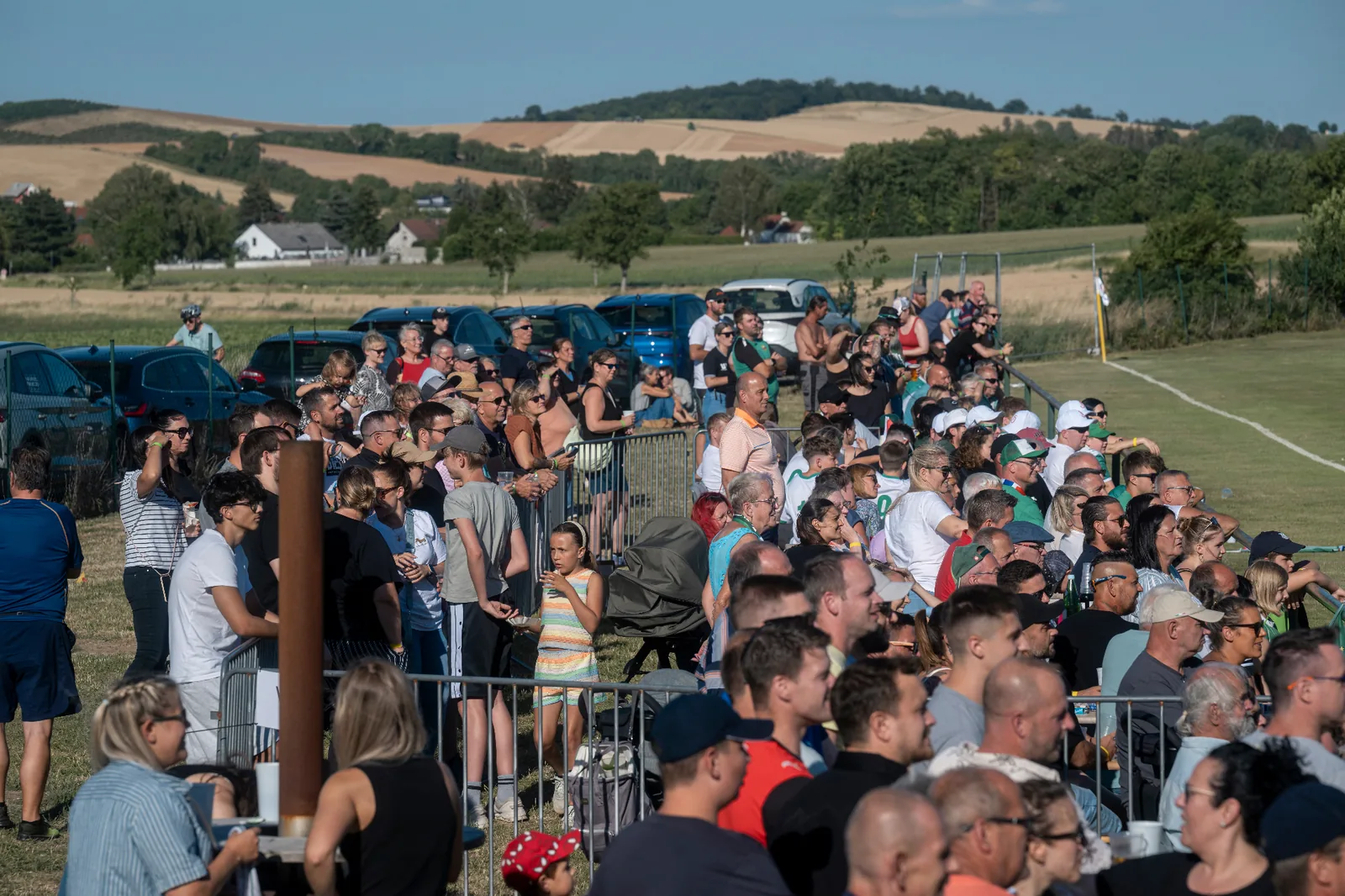 USC Schletz Sportplatz im Weinviertel im warmen Abendlicht während des Besuchs der Rapid-Legenden — fotografiert von Peter Scholz / schopho.