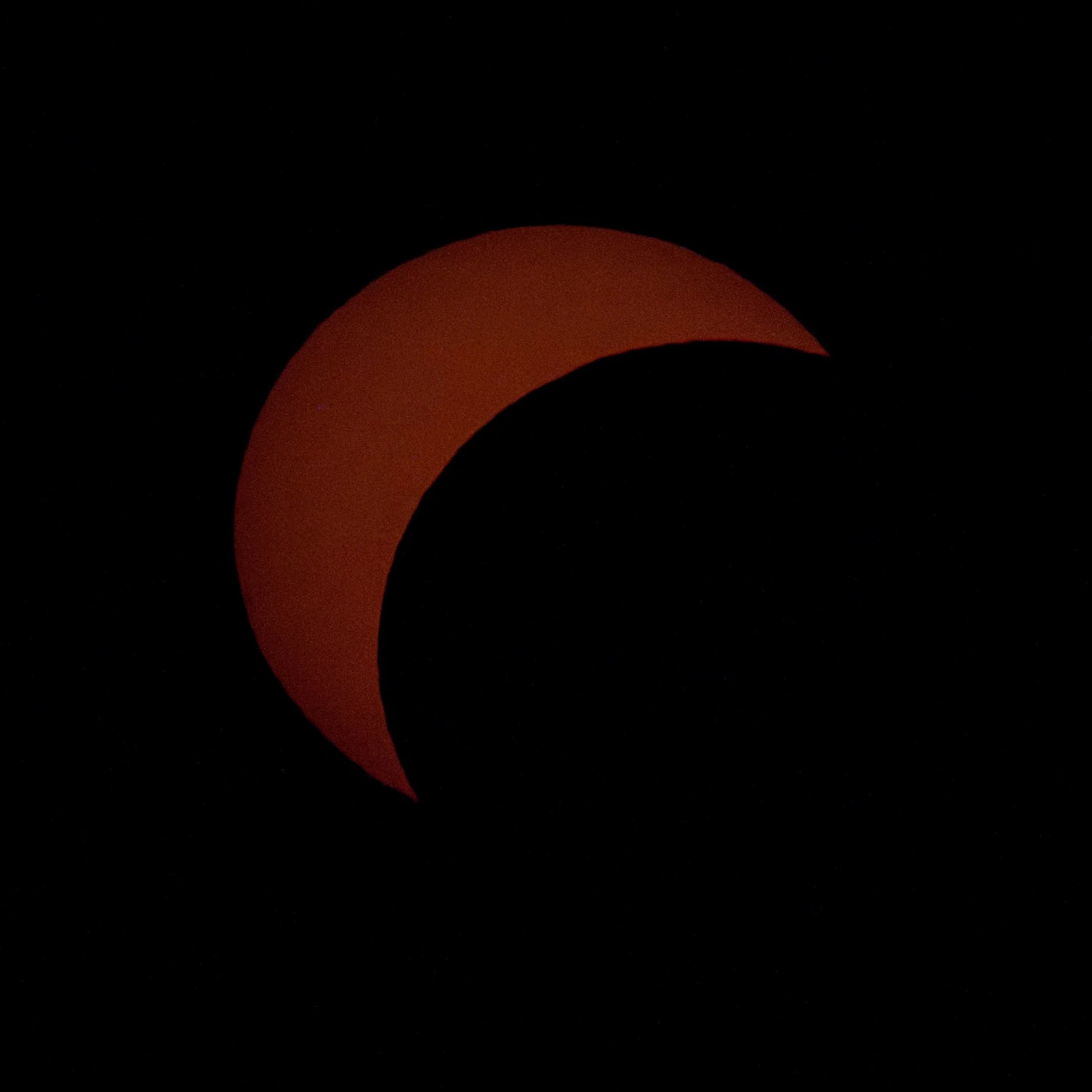Schmale Sonnensichel während der partiellen Sonnenfinsternis am Michelberg in Niederösterreich um 20:00 Uhr