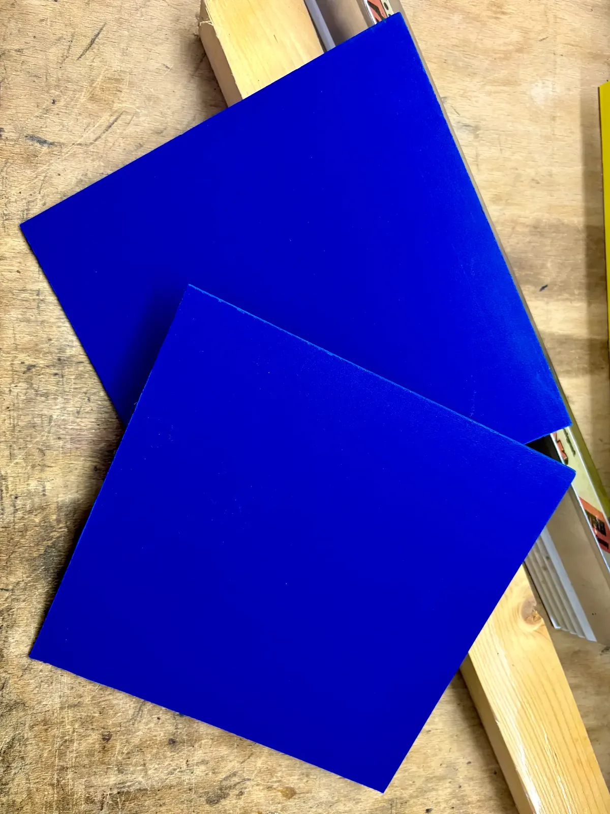 Zwei blaue PVC-Platten als Trägermaterial für den Eigenbau-Sonnenfilter.