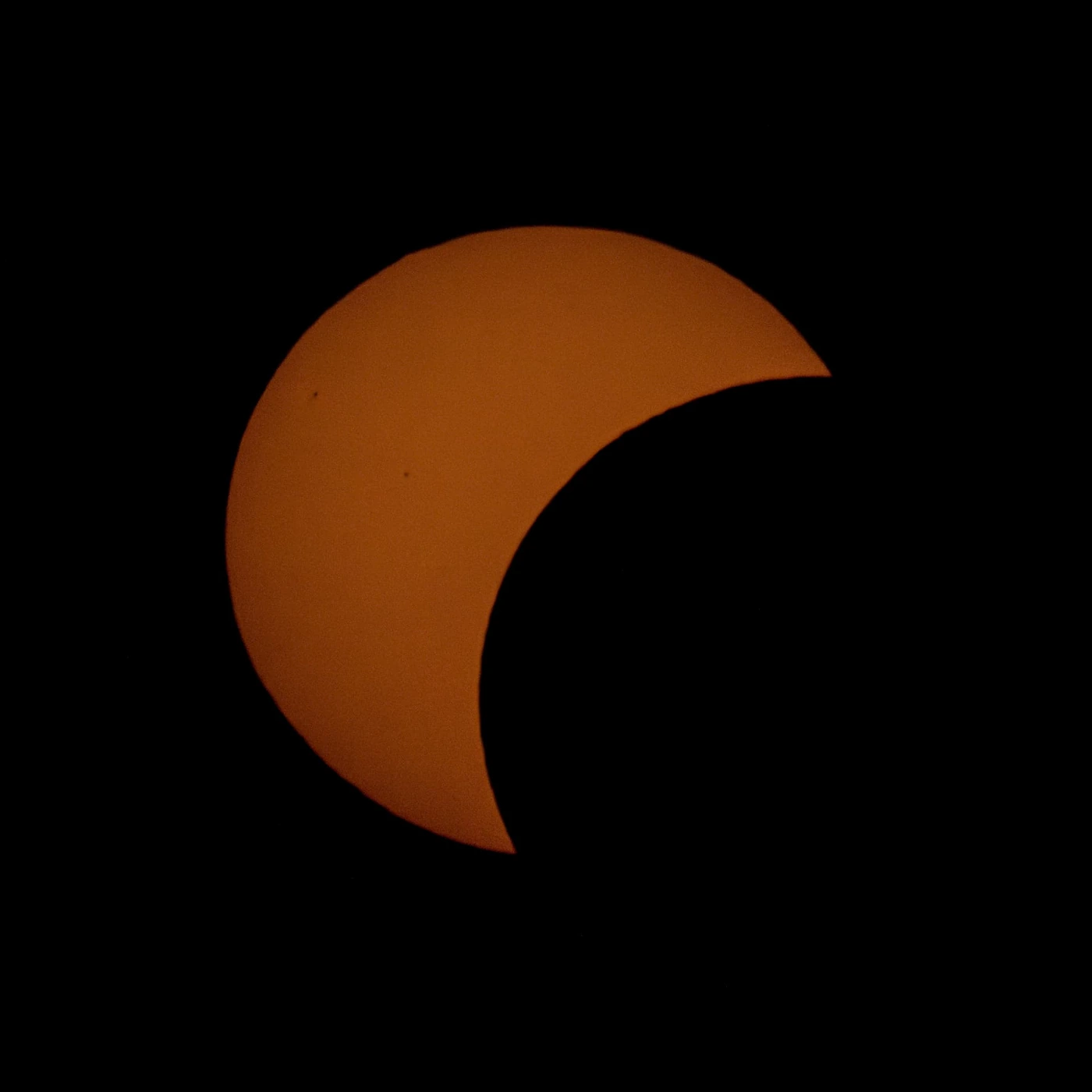 Dunkler werdende Sonnensichel während der partiellen Sonnenfinsternis am Michelberg um 19:51 Uhr