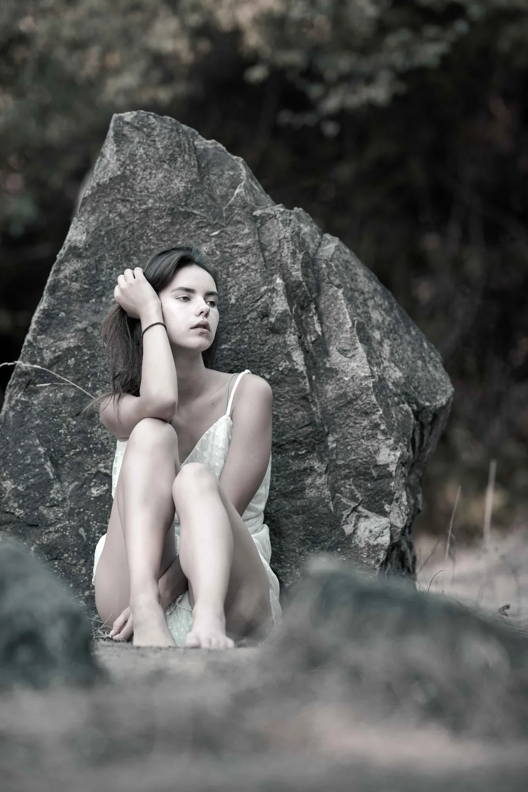BETWEEN STONES – Abschlussbild der Serie am Steinkreis auf der Wiener Donauinsel