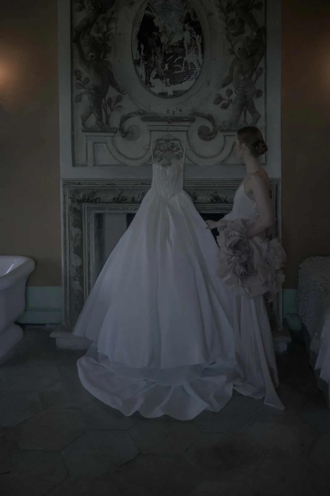 Documentary wedding photography showing a quiet pause in a room full of movement, shortly before the ceremony.