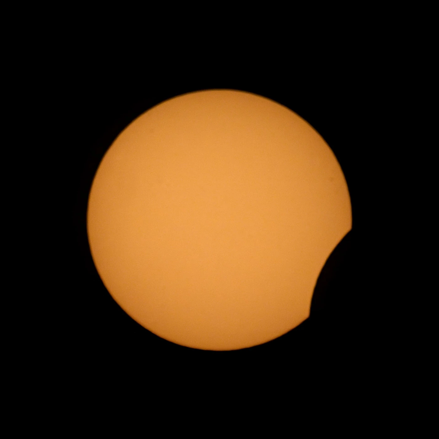 Partielle Sonnenfinsternis am Michelberg in Niederösterreich um 19:27 Uhr, der Mond schiebt sich sichtbar vor die Sonne
