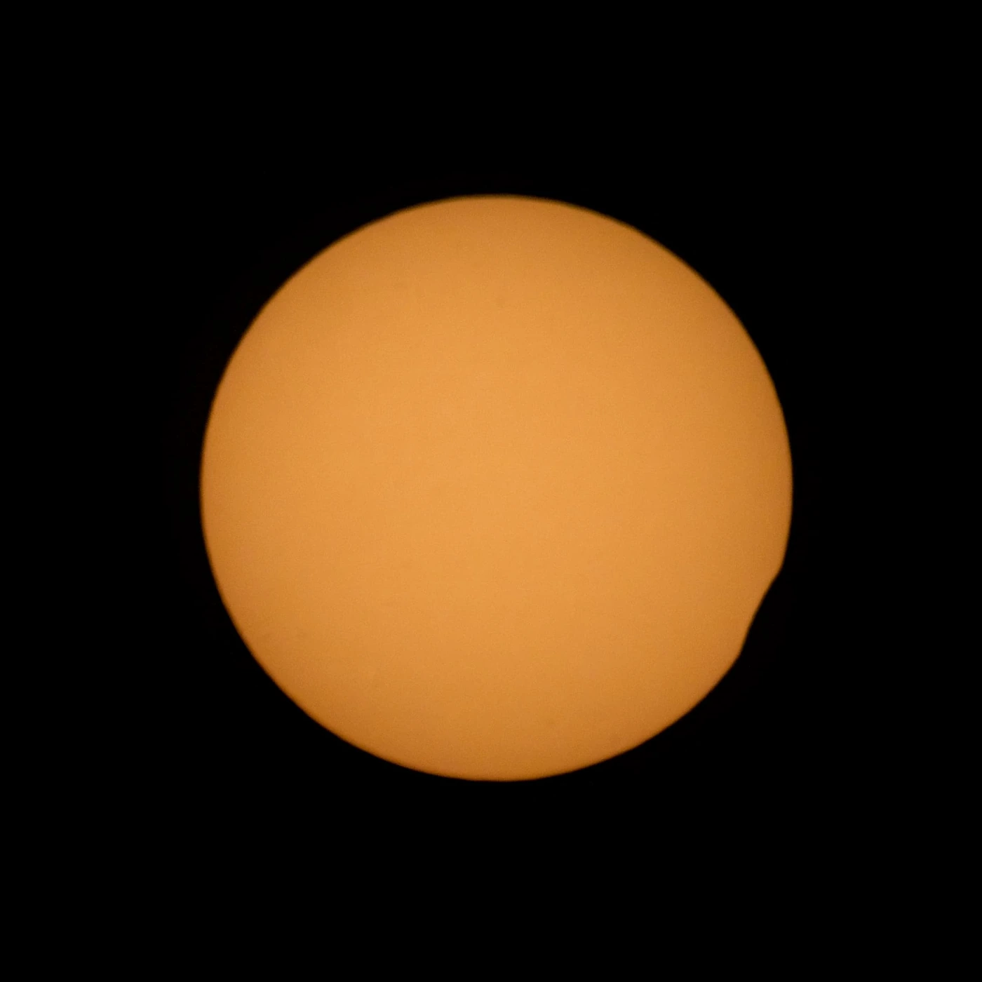 Beginn der partiellen Sonnenfinsternis über dem Michelberg um 19:24 Uhr, erste Kerbe am rechten Sonnenrand
