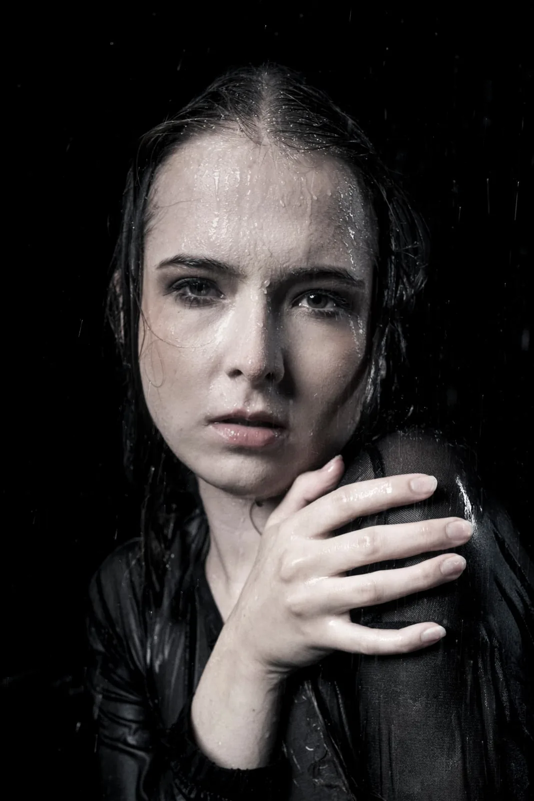 Fine Art rain portrait of a woman in black, photographed by Peter Scholz for SCHOPHO in Vienna