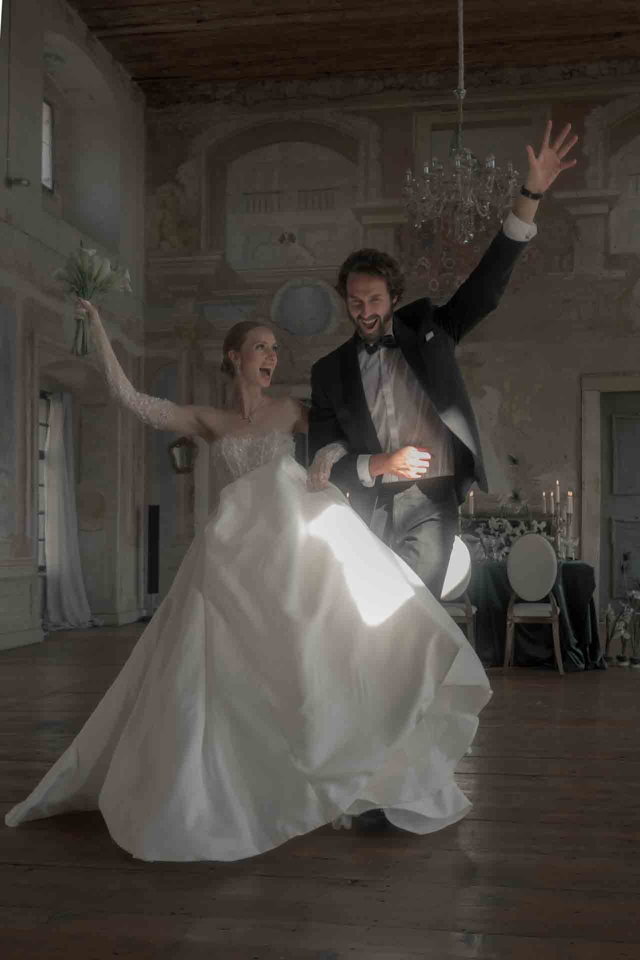 Jubelnder Einzug des Brautpaares in den Festsaal von Schloss Haggenberg — joyful editorial wedding moment captured by schopho