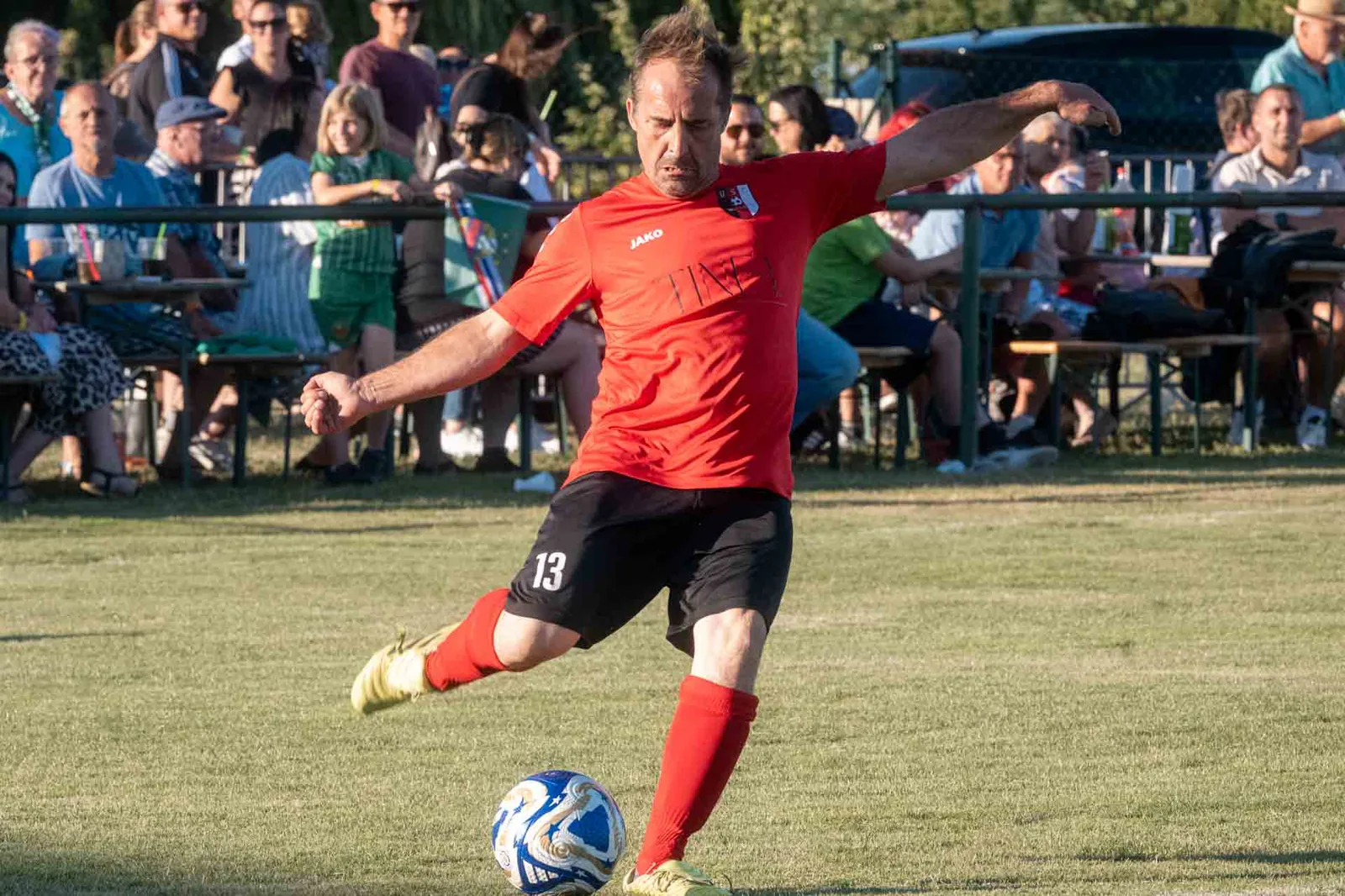 Andy Marek, langjähriger Platzsprecher des SK Rapid Wien, moderiert den Nachmittag am Sportplatz in Schletz.