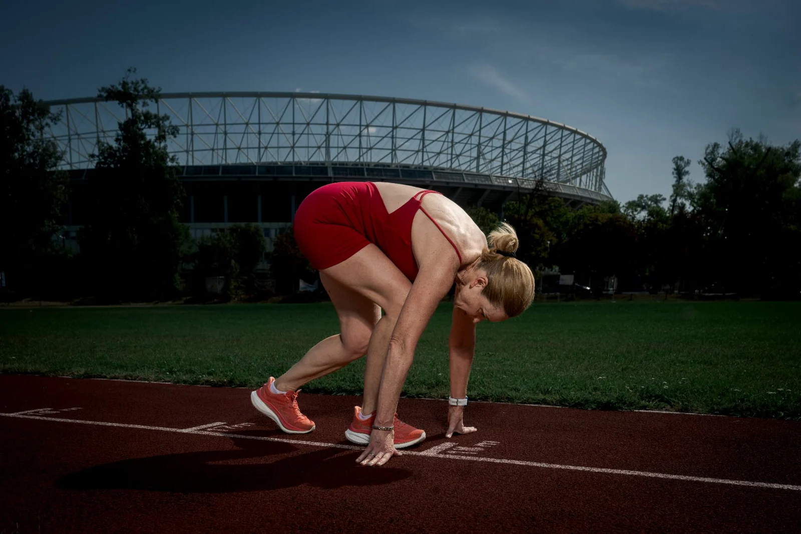 Birgit Pfeifer in a red running dress immediately before the start