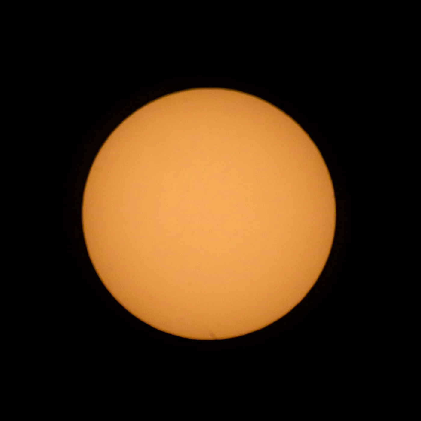 Nahezu vollständige Sonnenscheibe zu Beginn der partiellen Sonnenfinsternis am Michelberg in Niederösterreich um 19:20 Uhr