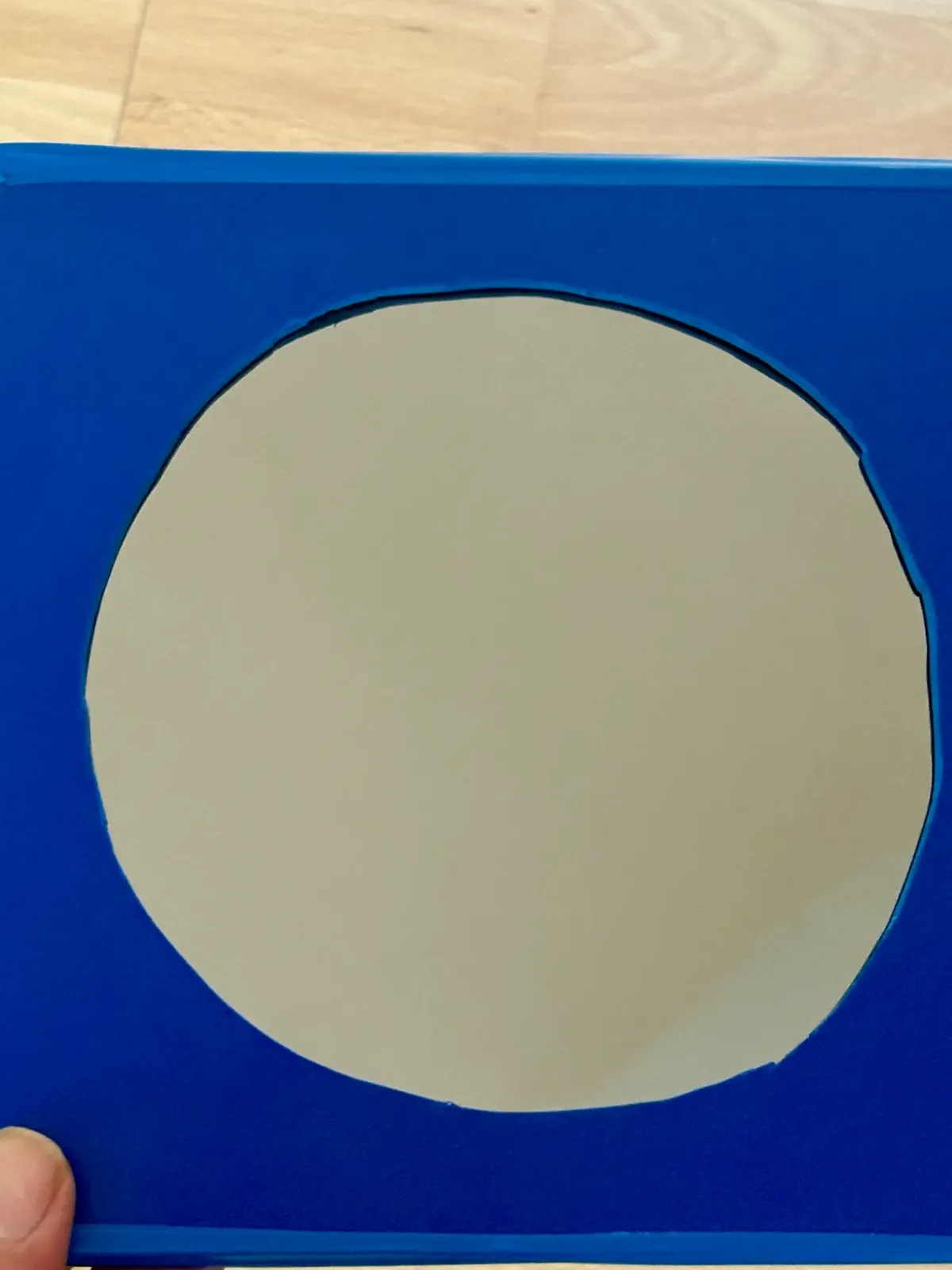 Fertiger, selbstgebauter Sonnenfilter mit eingelegter Absolute Eclipse Solar Filter Foil.