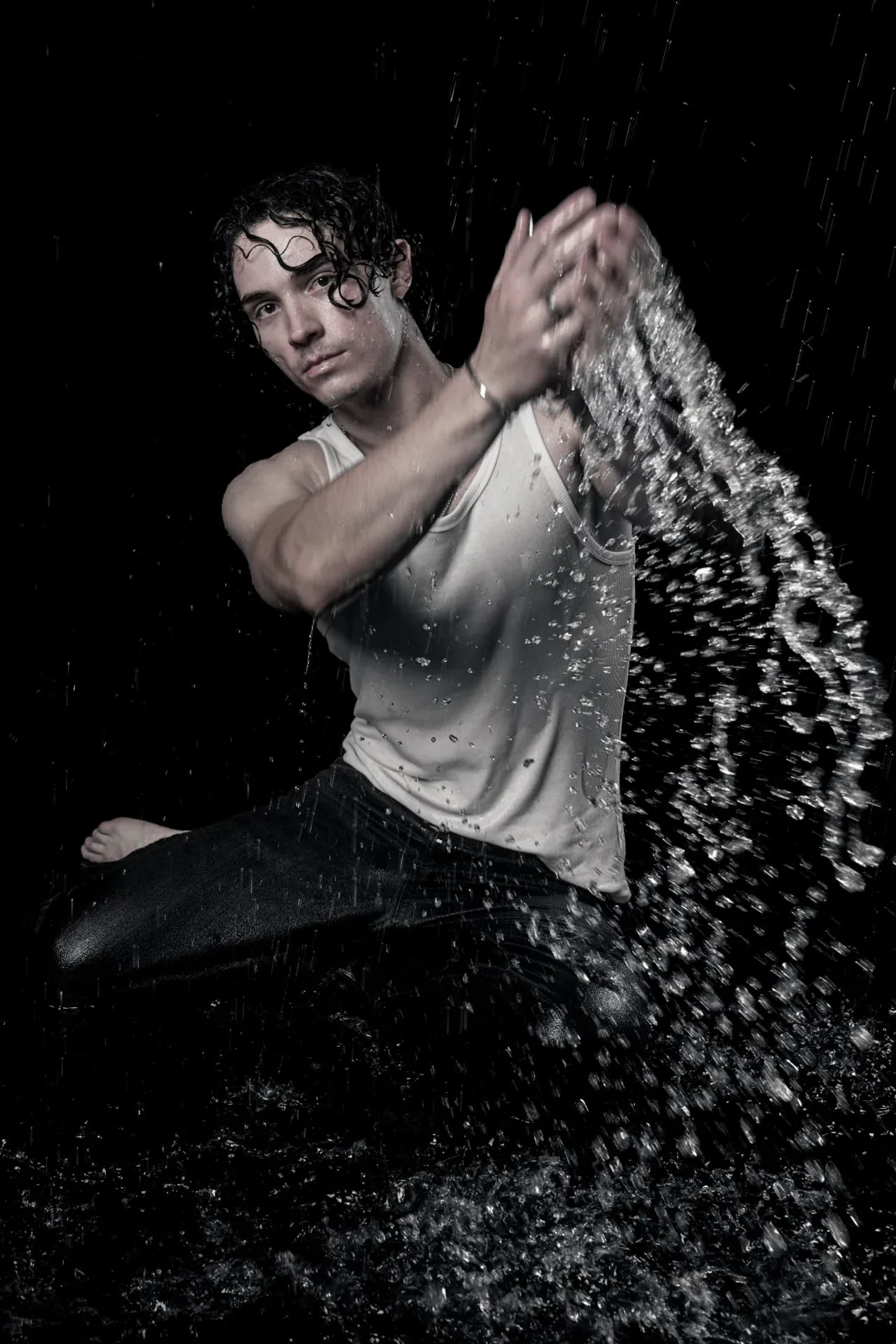Male fine art portrait with dynamic water movement, photographed by Peter Scholz for SCHOPHO in Vienna