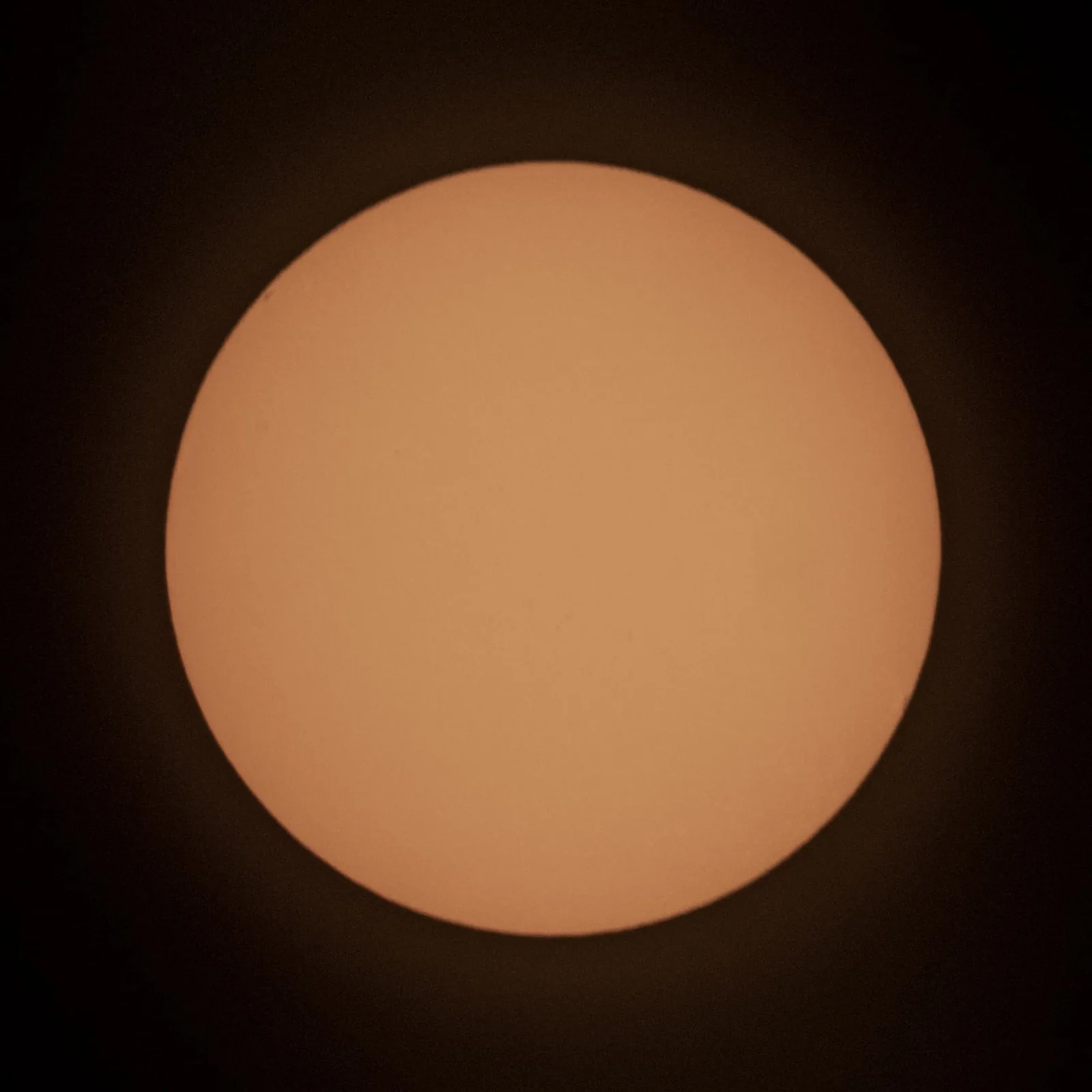 Testaufnahme der Sonne mit Nikon Z9 und NIKKOR Z 150–600 mm hinter einem selbstgebauten Sonnenfilter.