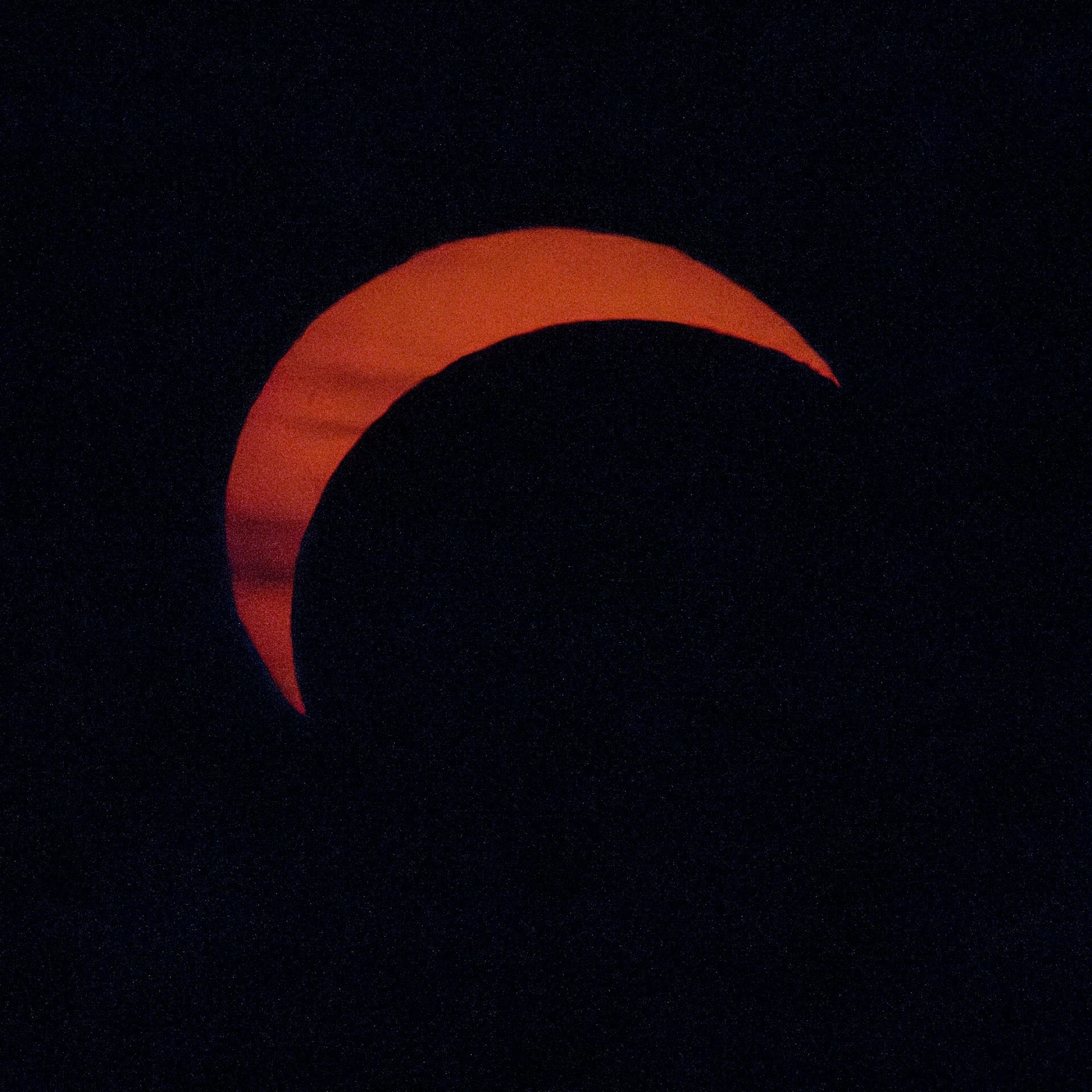 Rote Sonnensichel während der partiellen Sonnenfinsternis am Michelberg um 20:07 Uhr