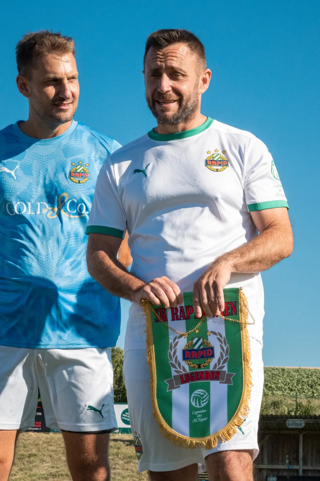 Zuschauer am Spielfeldrand des USC Schletz während des Besuchs der Rapid-Legenden im Weinviertel.