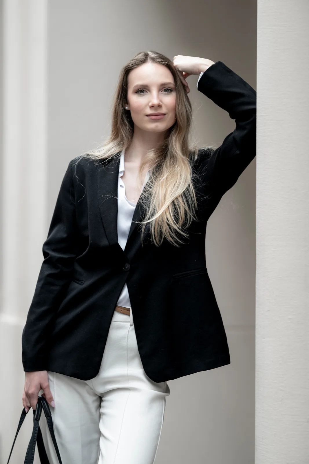 Modernes Business Portrait vor historischer Kulisse in der Wiener Innenstadt