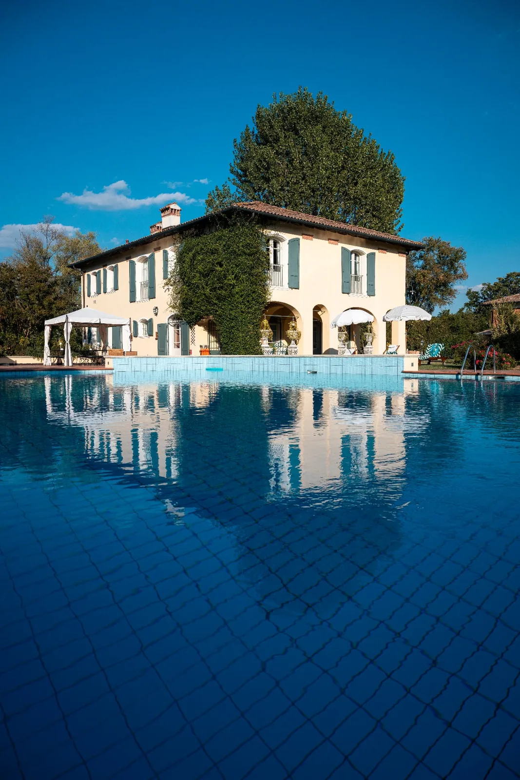 Villa of the Elizabeth Country House mirrored in the pool