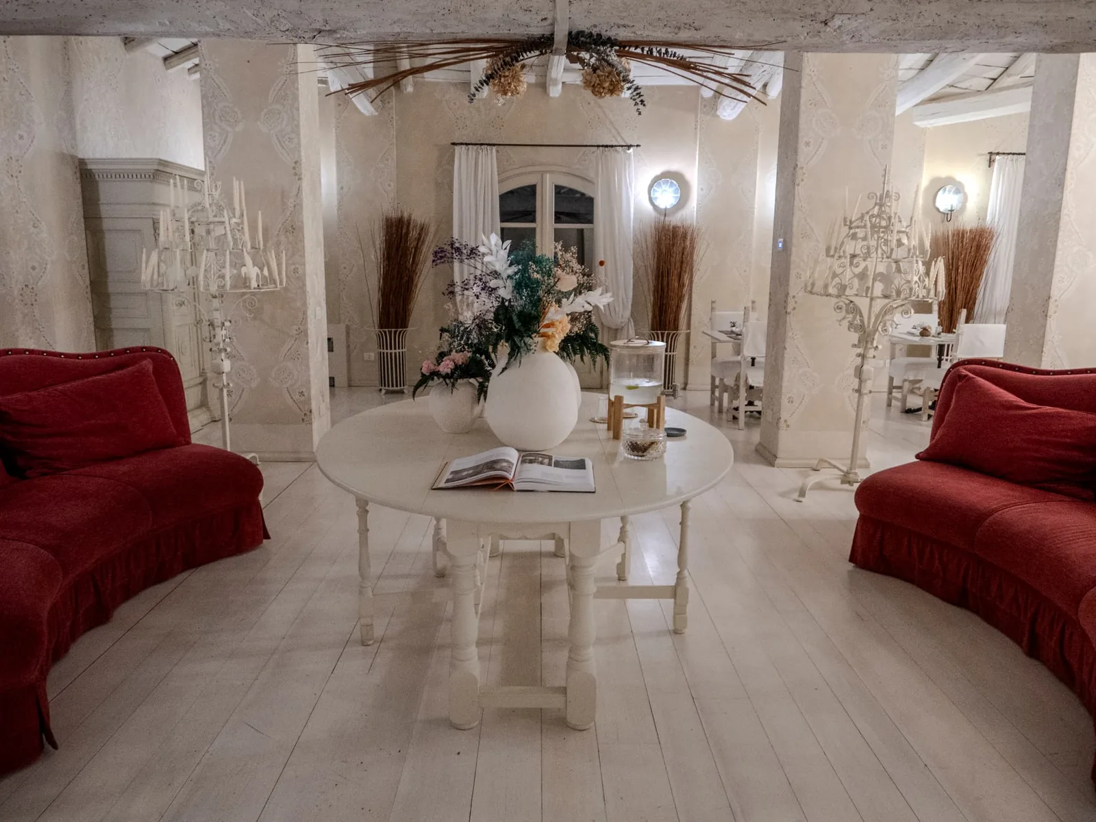 Red sofas and a round table with flowers in the Living Room
