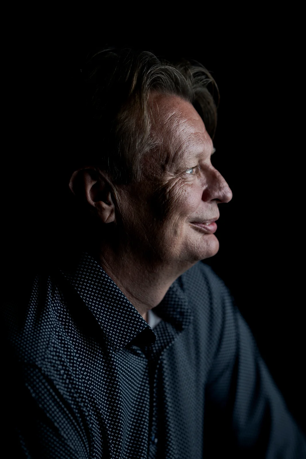 Executive profile portrait in soft light — quiet character study, leadership photography Austria