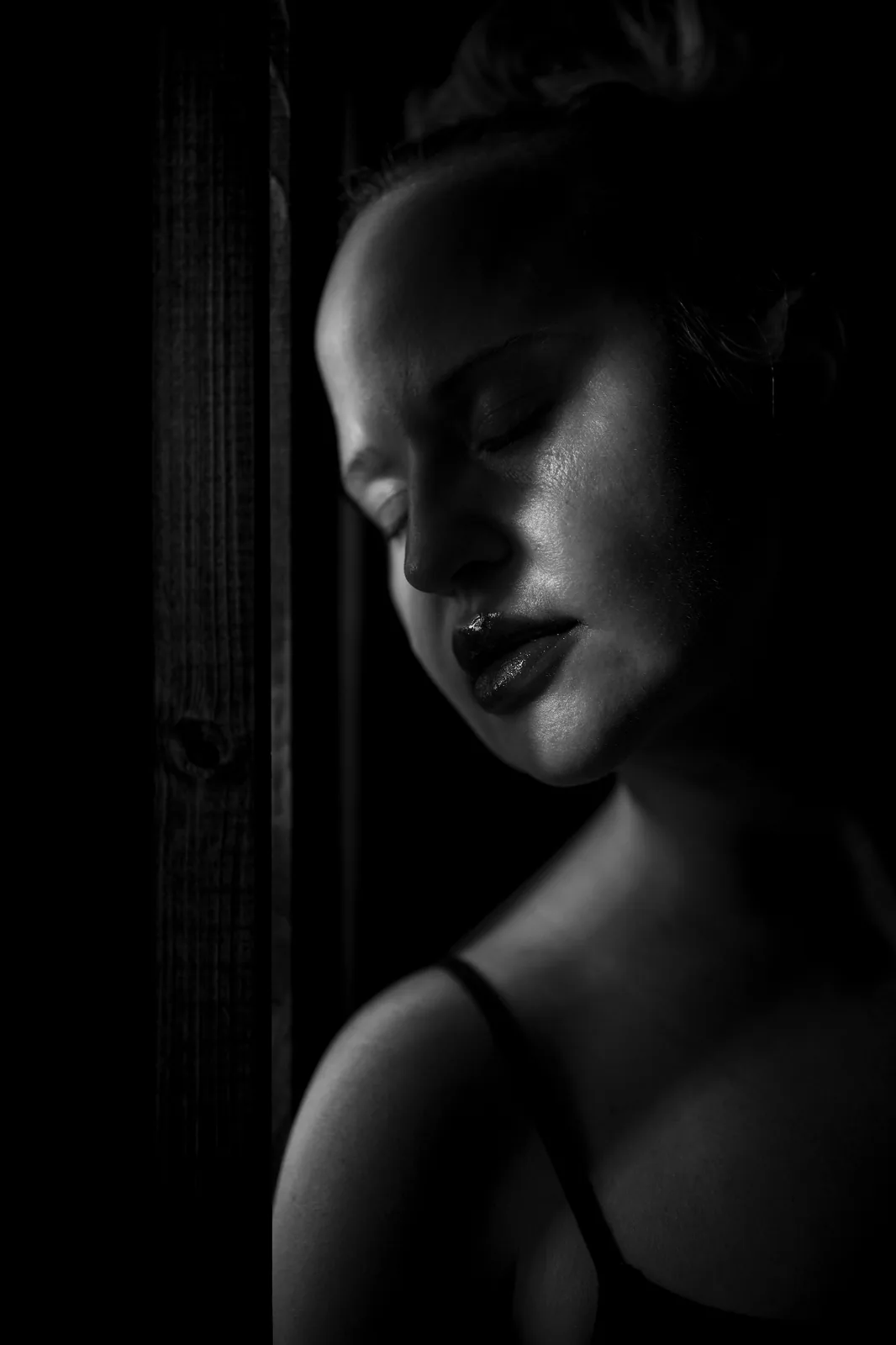 Fine Art portrait in dramatic natural light by Peter Scholz (schopho), Vienna 2026.